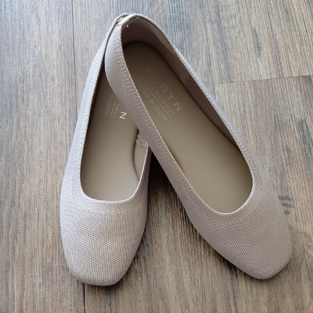 Taryn Rose ~ Women’s Size 9 ~ Beige Knit Flats